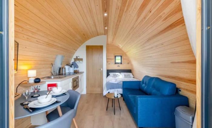 Glampio ger y gors glamping
